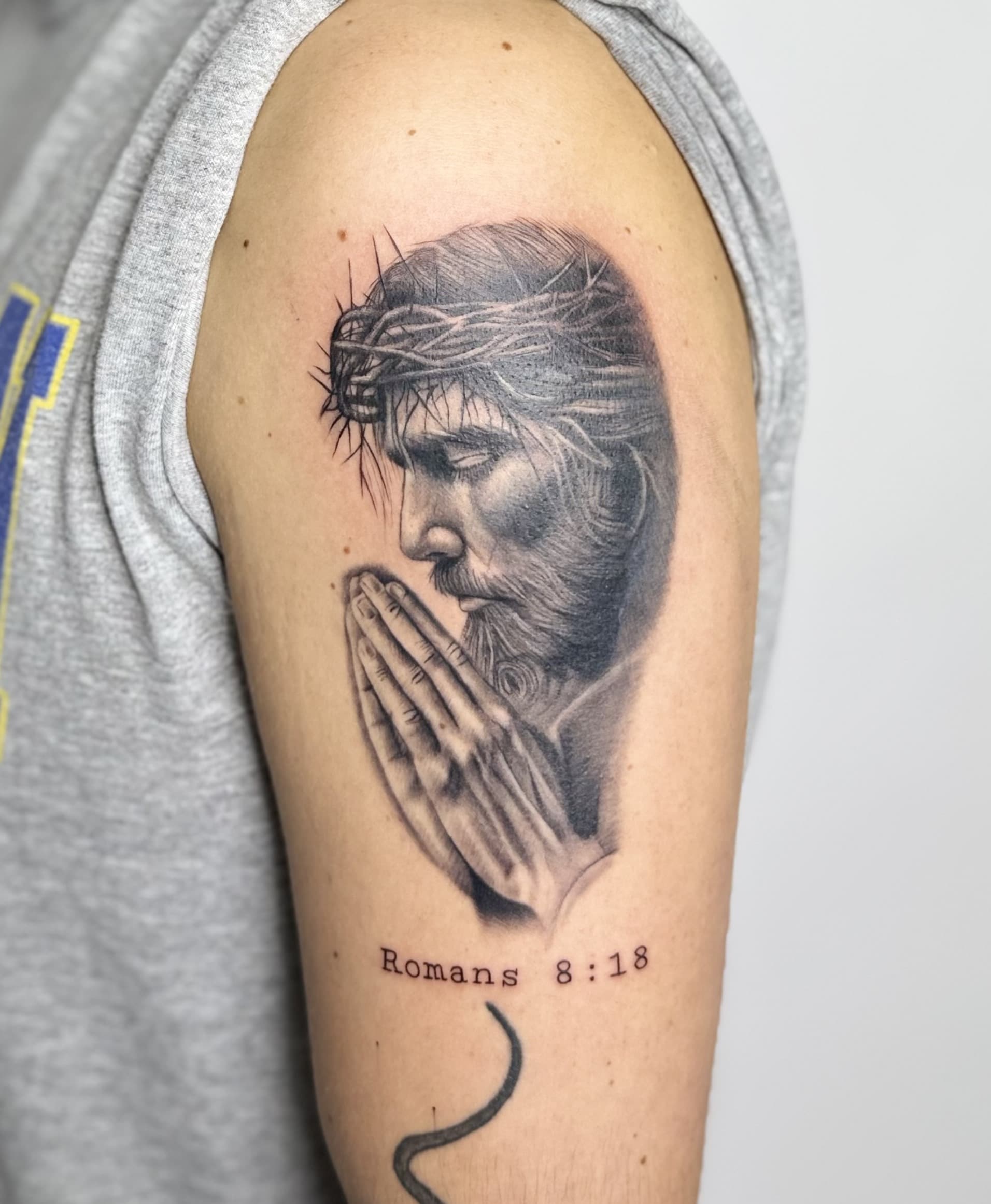 Betendes Jesus Porträt Tattoo mit Dornenkrone, Oberarm, Realistic Portrait, Landshut