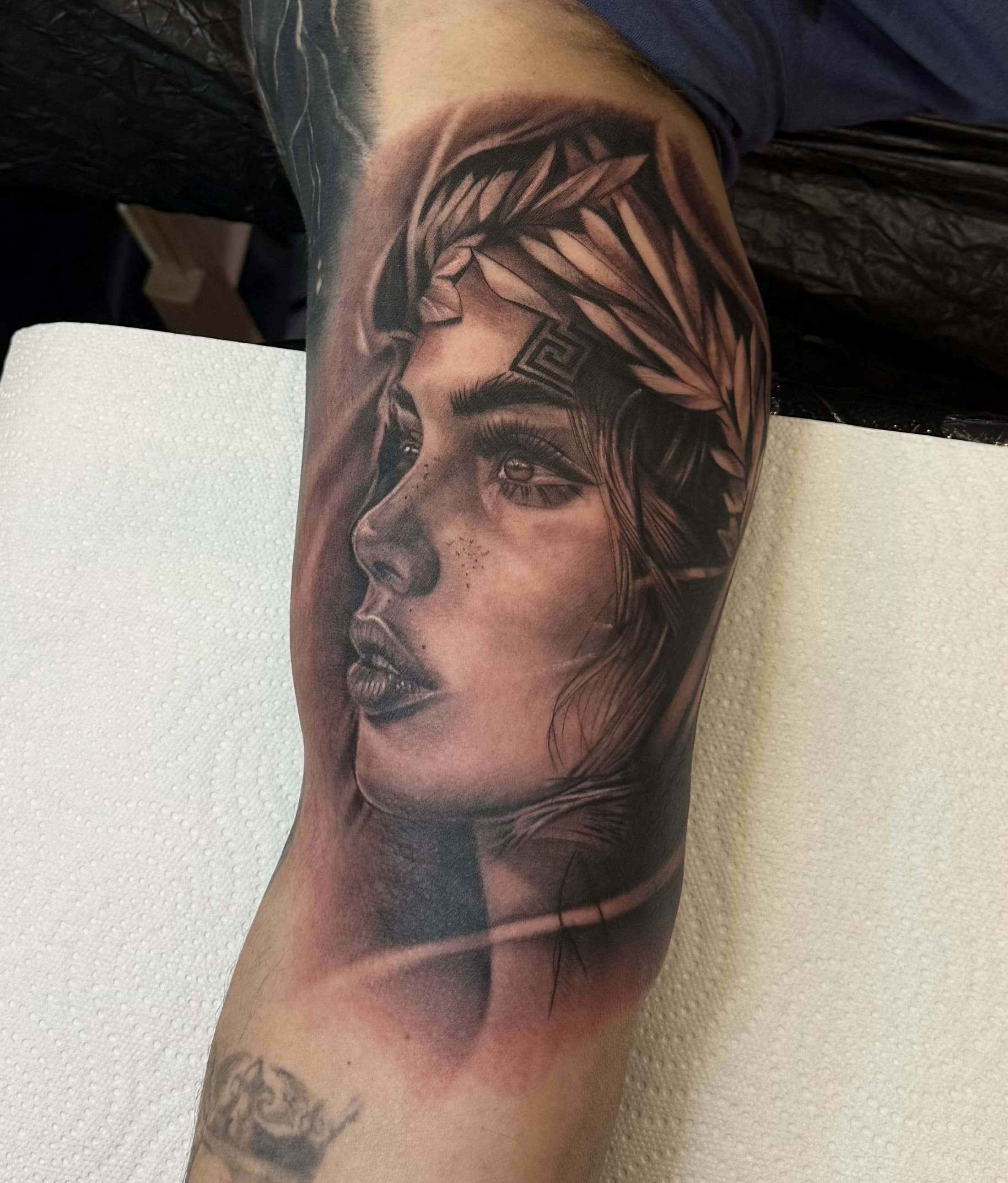 Frauenporträt mit Lorbeerkranz Tattoo, Oberarm, Realistic Portrait, Landshut