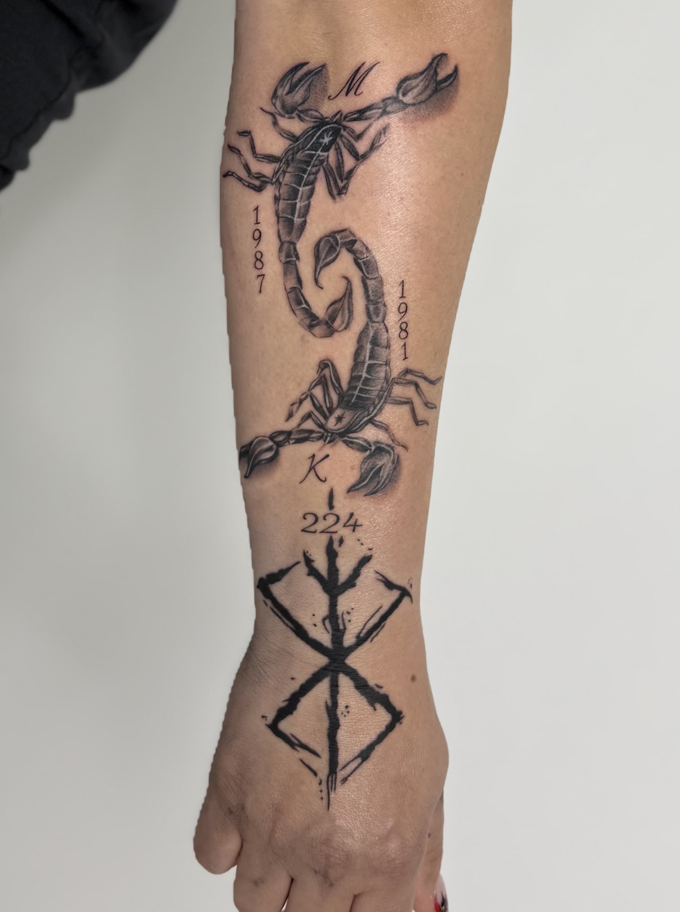 Skorpione mit Namen und Daten Tattoo, Unterarm, Realistic, Landshut