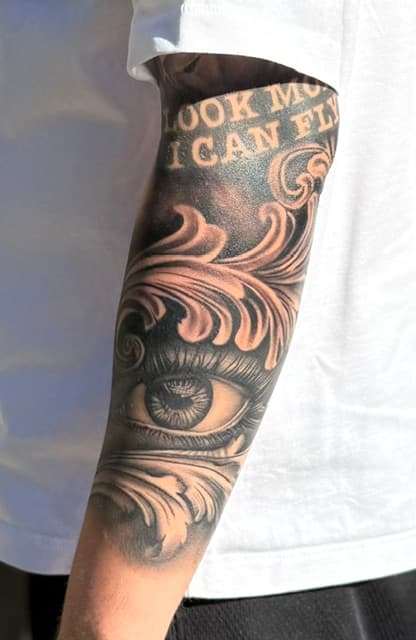 Auge mit Ornament-Ranken Tattoo, Unterarm, Black and Grey, Landshut