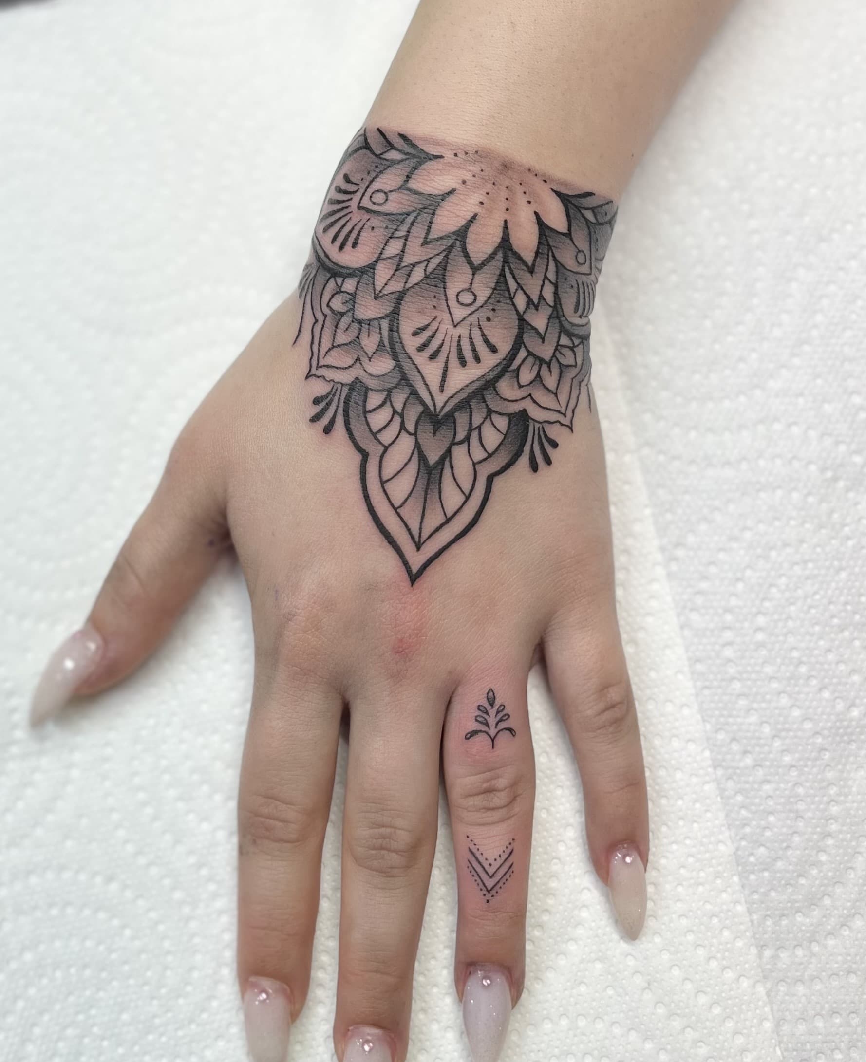 Mandala Ornament Tattoo, Handrücken, Black and Grey, Landshut