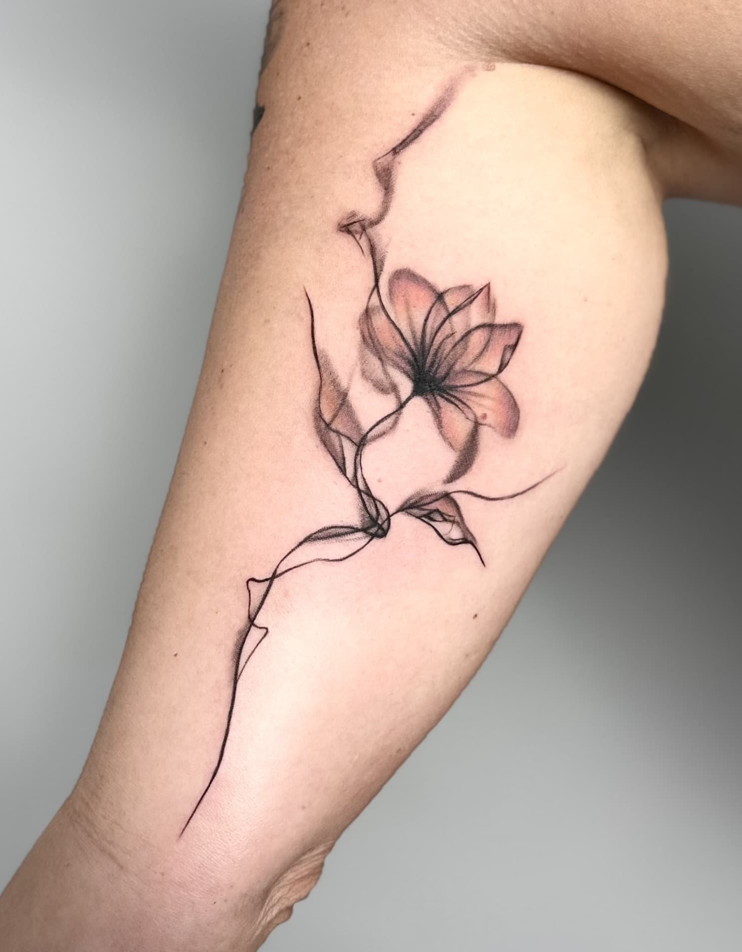 Fine Line Blume mit Farbakzent Tattoo, Unterarm, Landshut