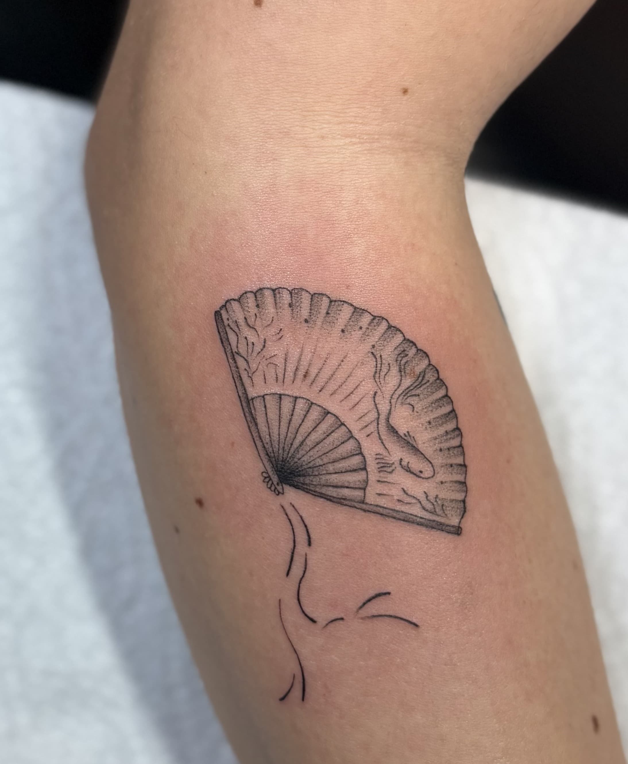 Fächer mit Fisch Tattoo, Unterarm, Fine Line, Landshut