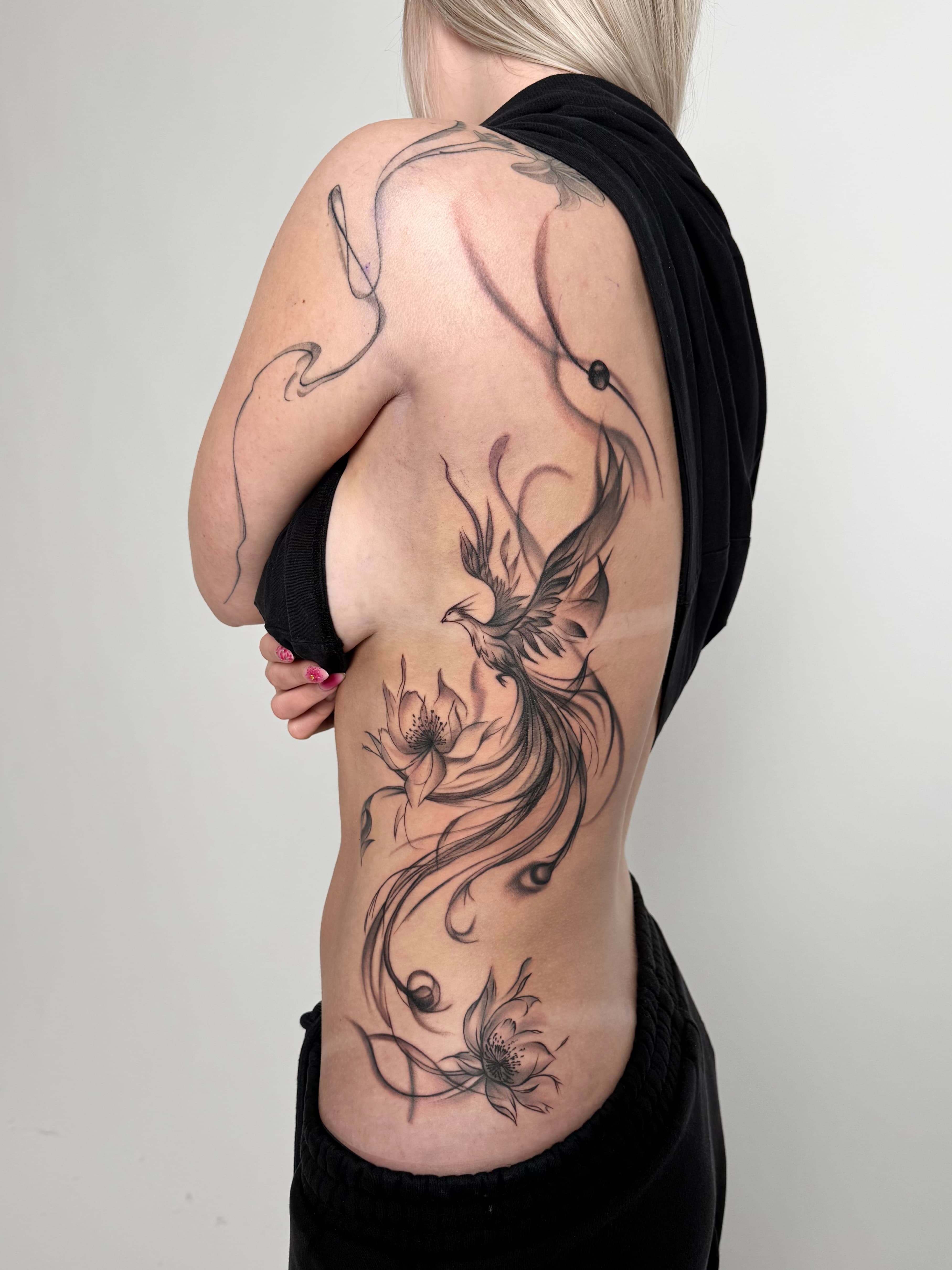 Phönix mit Blüten Tattoo, Rippen, Fine Line, Landshut